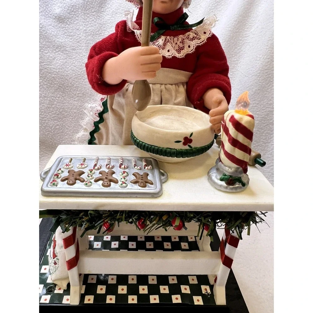 VTG Musical Holiday Scene MRS SANTA CLAUS Baking Cookies‎ Lights Christmas Music